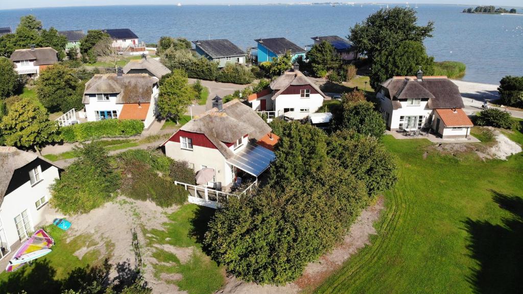 eine Luftaufnahme eines Hauses auf einer Insel in der Unterkunft Duinvilla Deluxe met Sauna en Whirpool - 6 personen in Holle Poarte