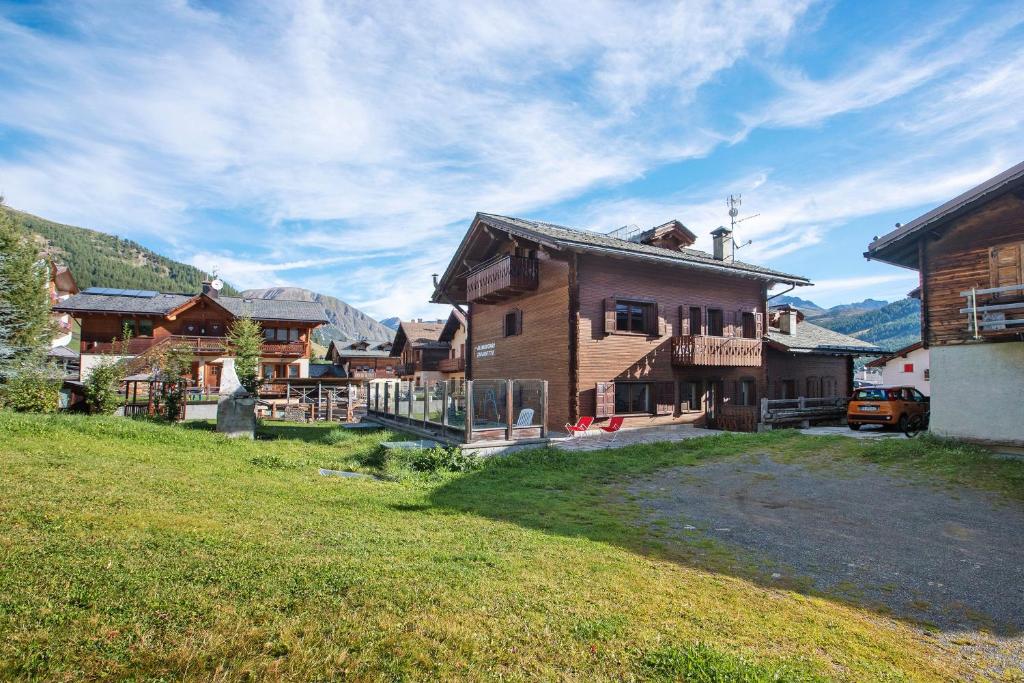 リヴィーニョにあるStelle di Cristalloの庭の隣の畑にある一群の建物