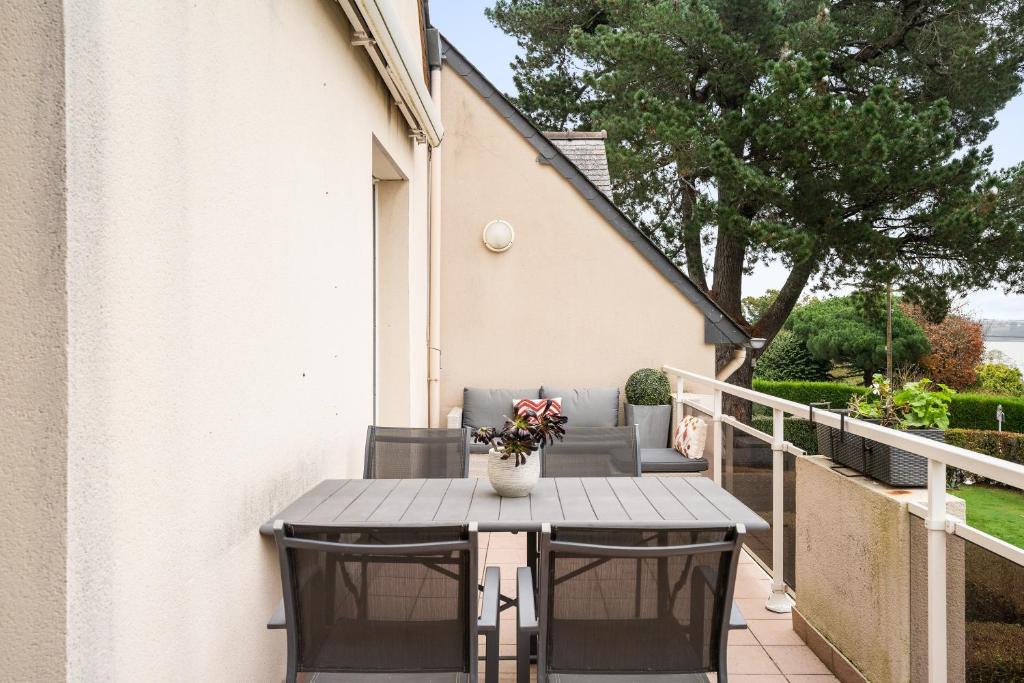 La RichardaisにあるL'escale du bord de Ranceの花瓶付きバルコニー