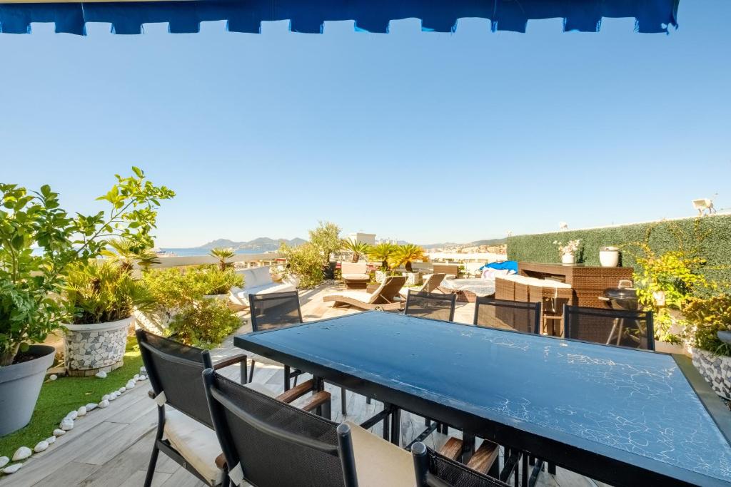 einen Tisch und Stühle auf dem Balkon eines Hauses in der Unterkunft Cannes Center Sea and Sky in Cannes