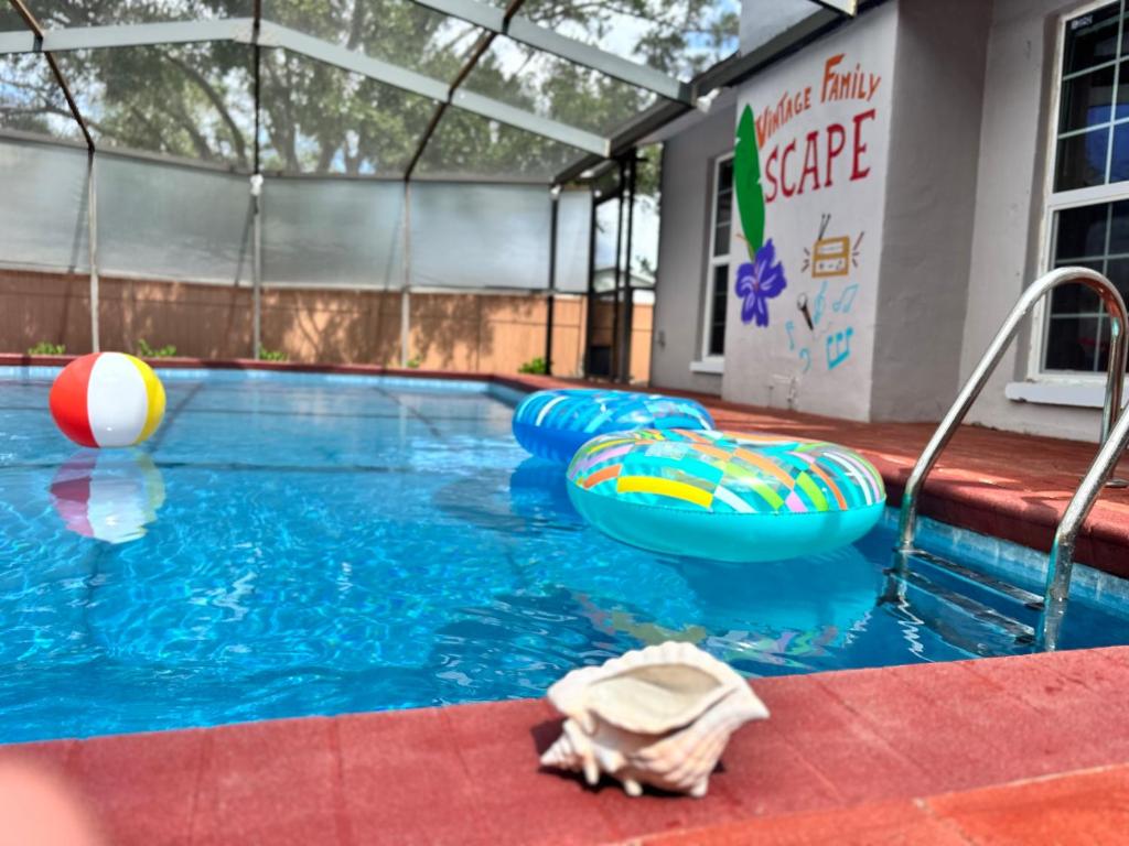 ein leerer Pool mit einem aufblasbaren in der Unterkunft Vintage Family Scape + heated pool&discount in Tampa