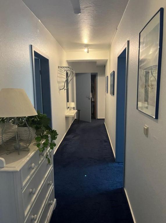 a hallway of an office with a hallwayngthngthngthngthngthngthngthngth at Praktisches Apartment für Monteure, Handwerker, Reisende in Wolfenbüttel