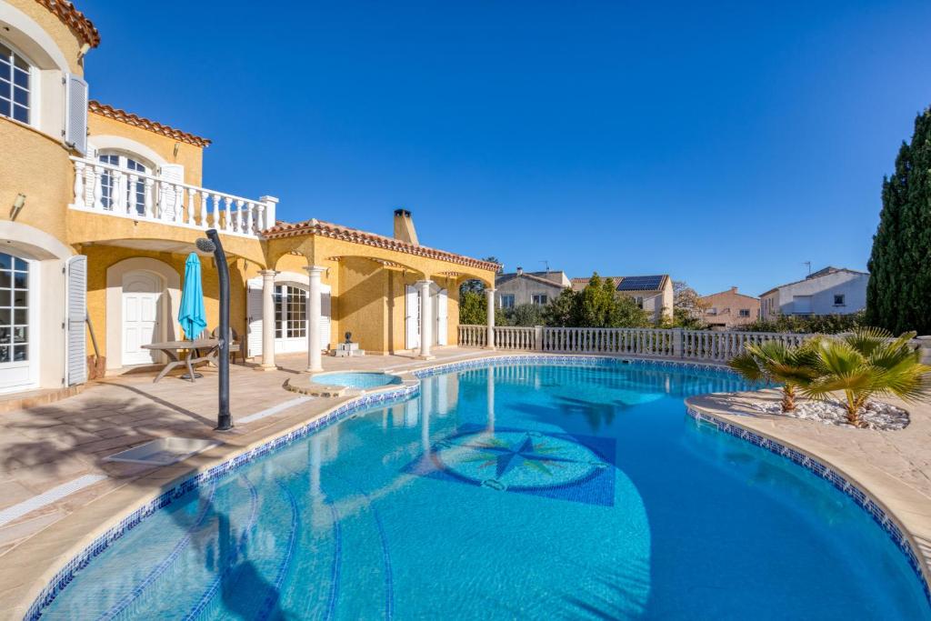 Bazén v ubytování Madrague St Vincent Apt B nebo v jeho okolí