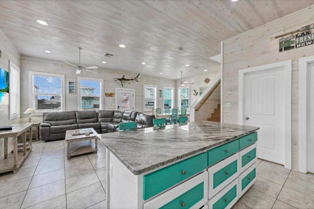 una cocina con una gran isla en la sala de estar en Feelin' Tip-Sea, en Mustang Beach
