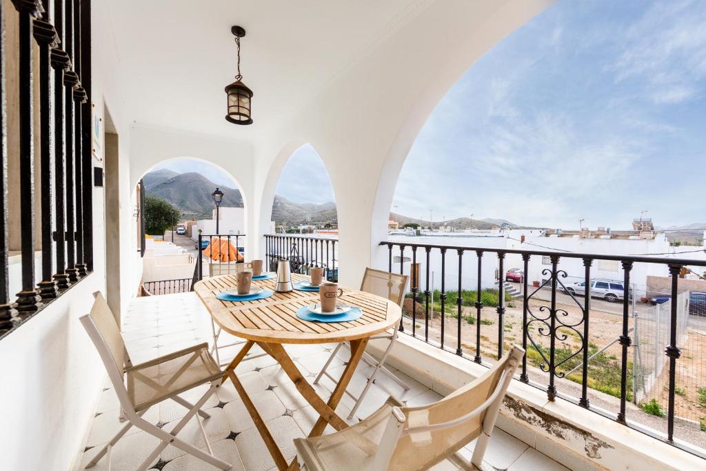 ニハルにあるVilla loli 1のバルコニーにテーブルと椅子が置かれたパティオ