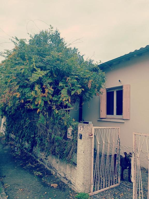 Το κτήριο όπου στεγάζεται  η παραθεριστική κατοικία