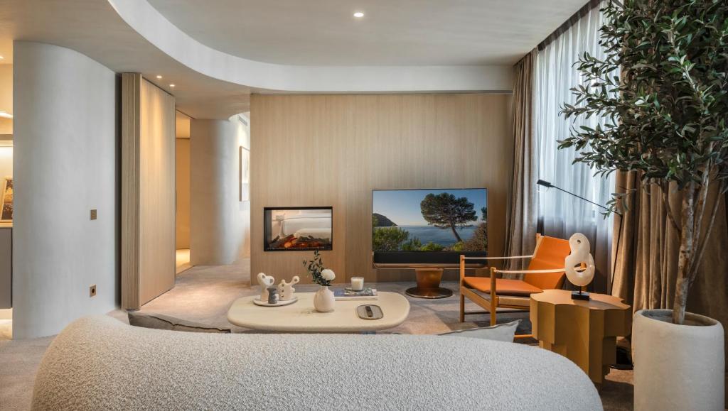 a living room with a couch and a table at Carlemany Girona in Girona