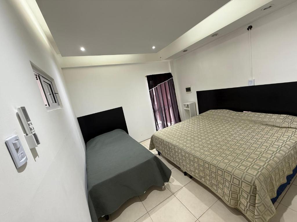 ein kleines Schlafzimmer mit einem Bett und einem Fenster in der Unterkunft Departamento Rojas 2 in San Fernando del Valle de Catamarca