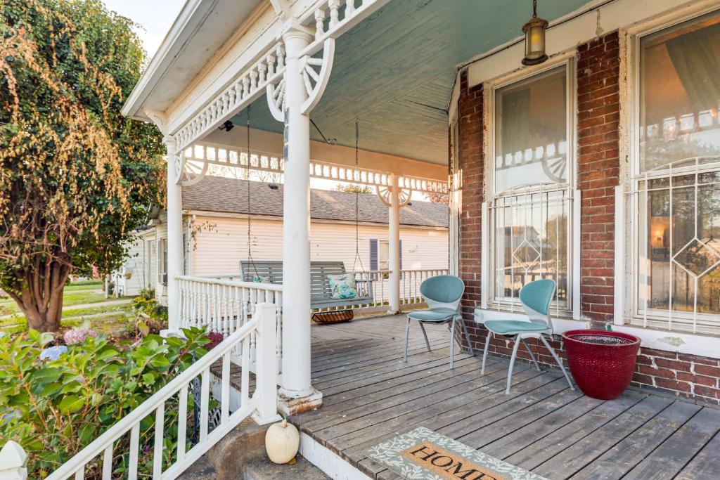Ban công/sân hiên tại 2 Blocks to Ohio River! Historic Victorian Gem