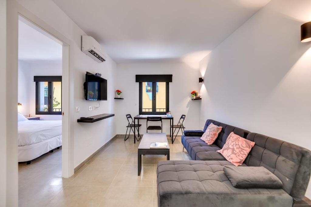 ein Wohnzimmer mit Sofa und Bett in der Unterkunft Parkview Apartments 2 in Marbella