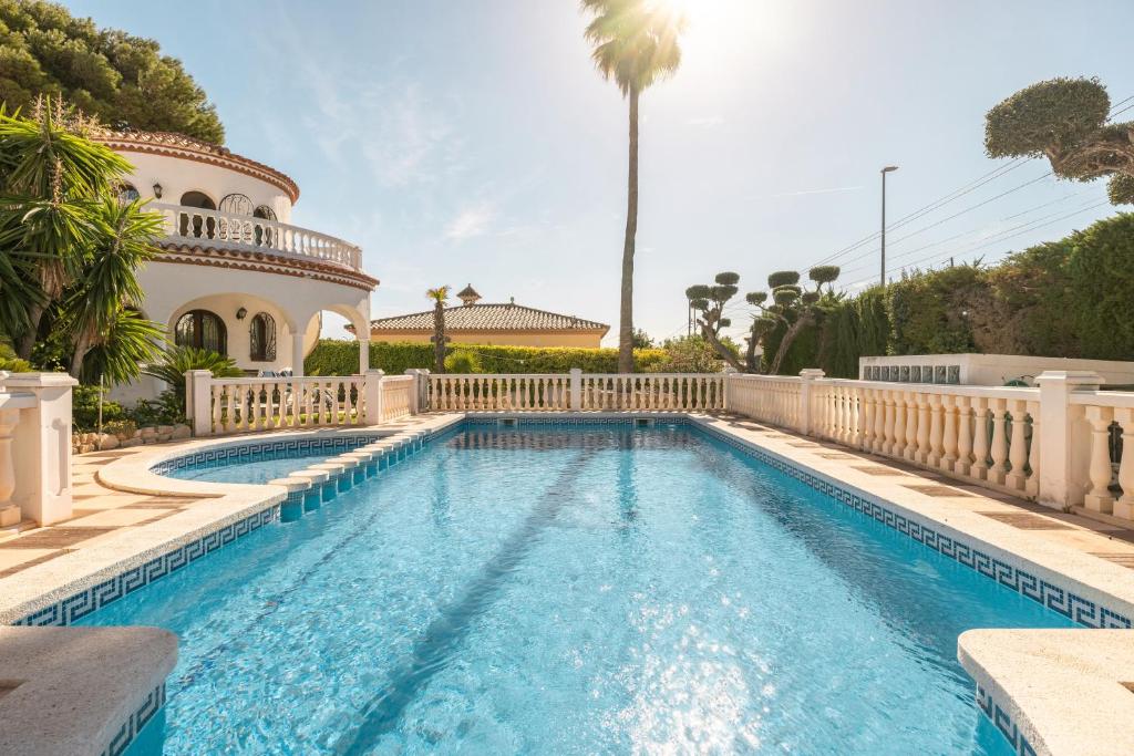 una piscina davanti a una casa di Villa Paraiso para 4 a Miami Platja