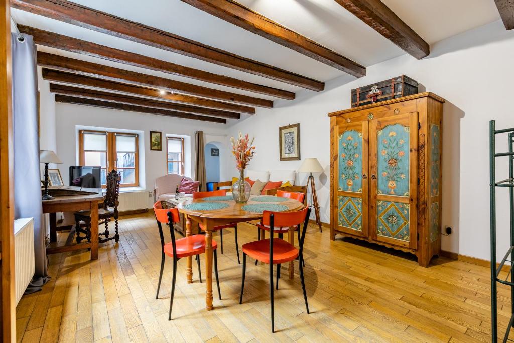une salle à manger avec une table et des chaises dans l'établissement Charmant et typique 2 pièces Place de la Cathédrale, à Strasbourg