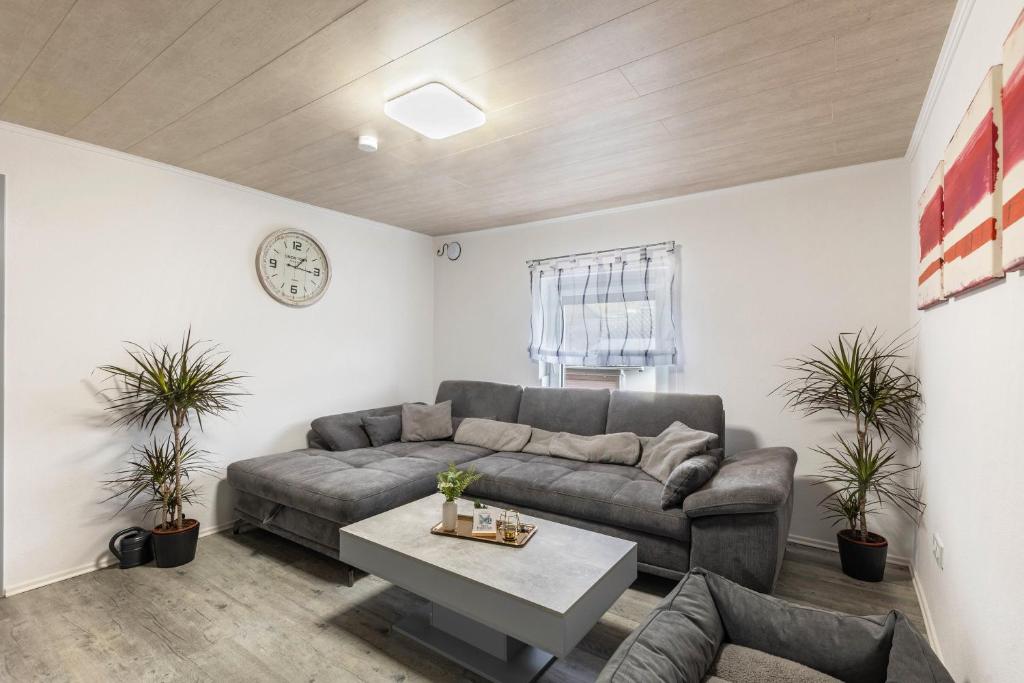 Bad EndbachFerienwohnung Klein Frankreich的客厅里有一张沙发和一张桌子。