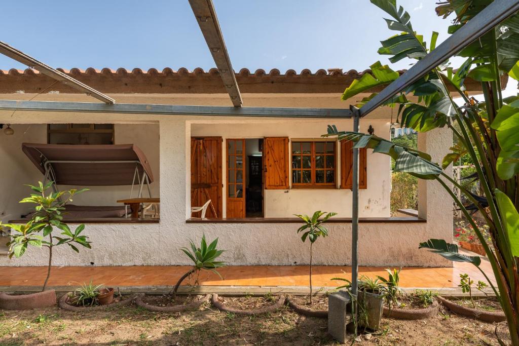 SìnnaiにあるVilletta Torre delle Stelleの開口扉付家