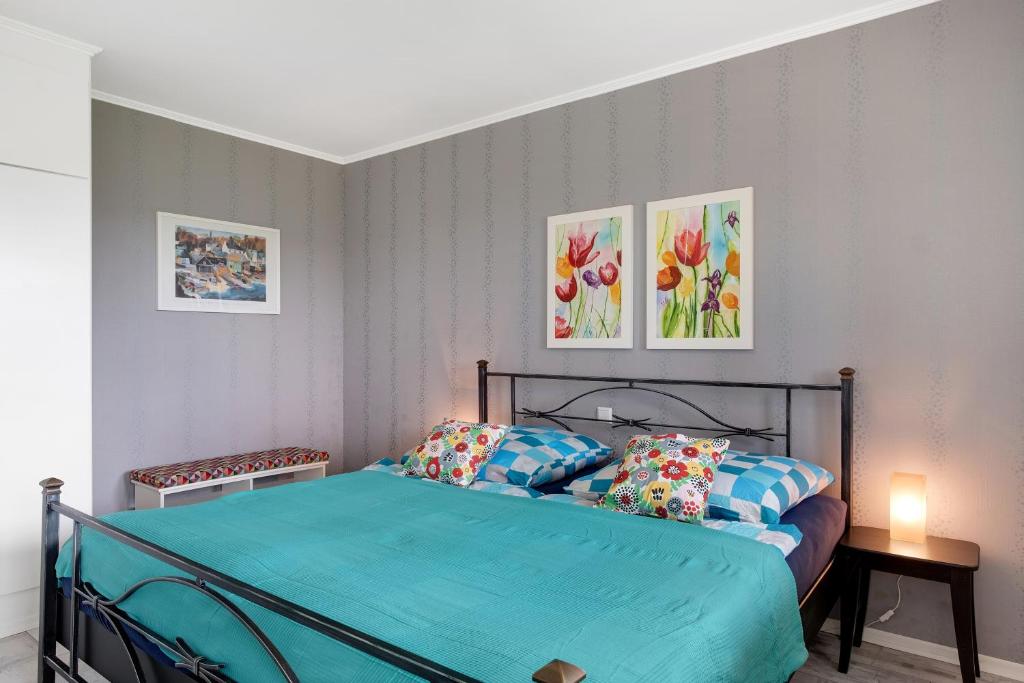 a bedroom with a blue bed with two pillows at Ferienwohnung im Haus Böll in Feldberg
