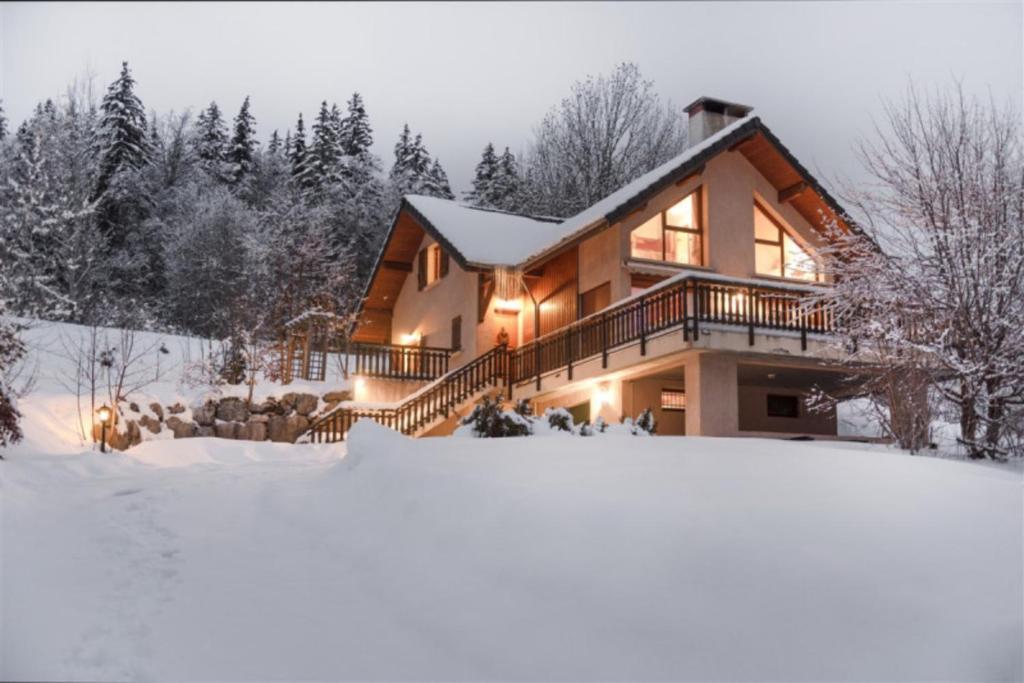 オトゥランにあるChalet l'Orée du Boisの雪家