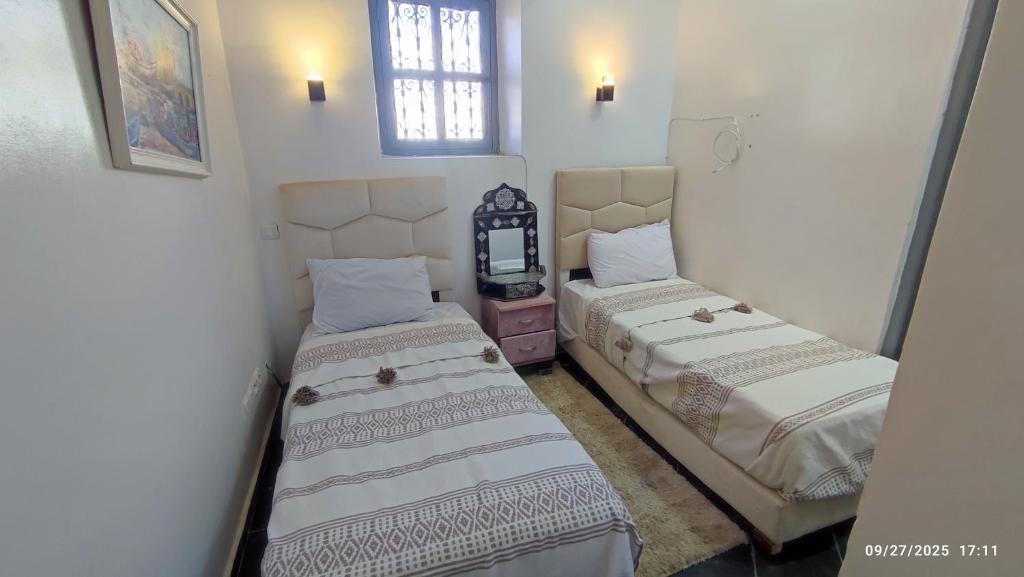 Giường trong phòng chung tại Riad Bladi Essaouira