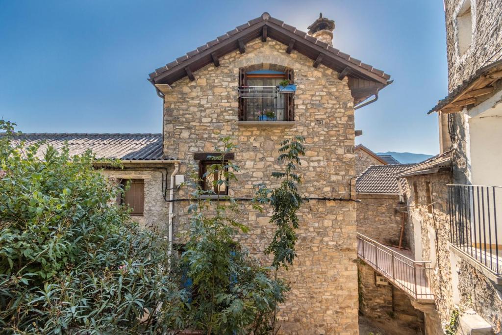 an old stone house with a roof at Casa Pirinea in Belsierre