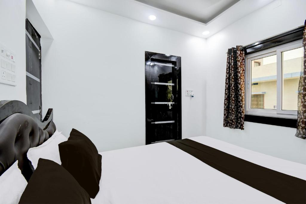 une chambre avec un lit et une fenêtre dans l'établissement Hotel O Magadh Guest House, à Gaya