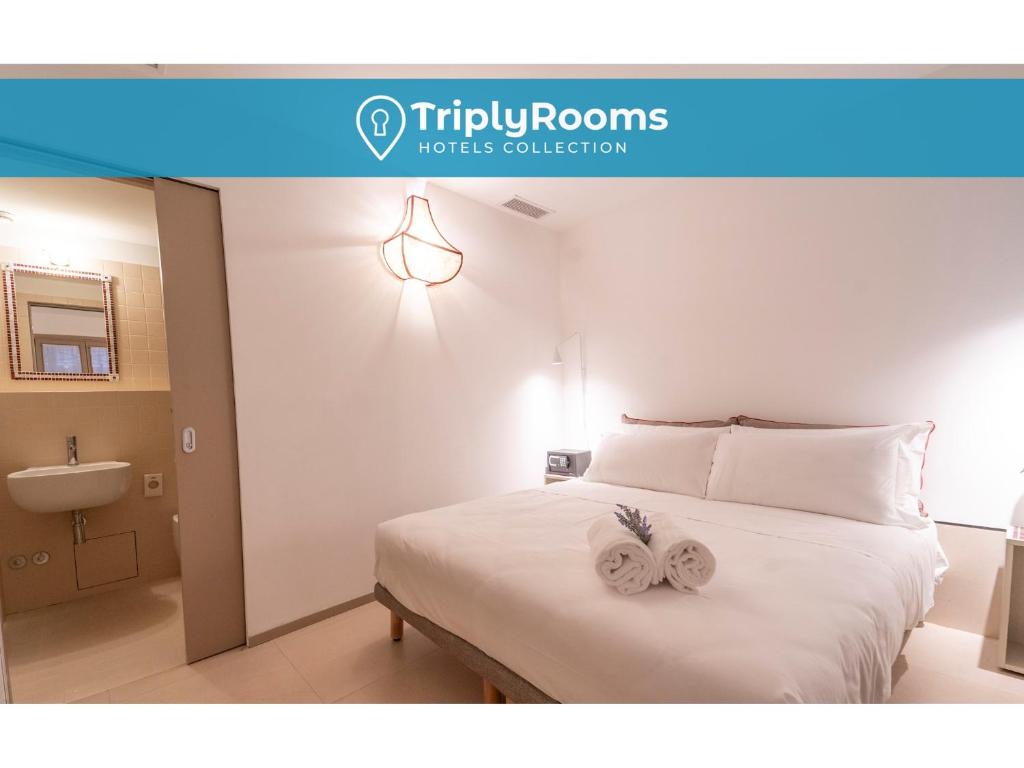 a bedroom with a bed with two towels on it at TriplyRooms Collection - Venezia in Venice