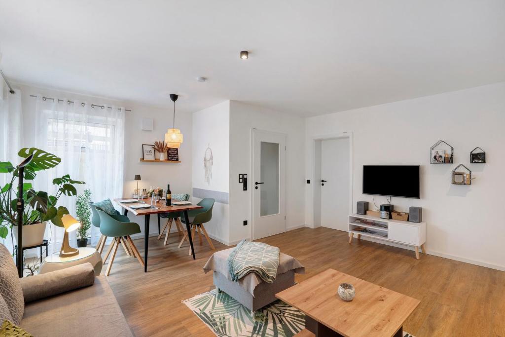 a living room with a table and a dining room at Wohnung Familienglück Nähe München in Pfaffing