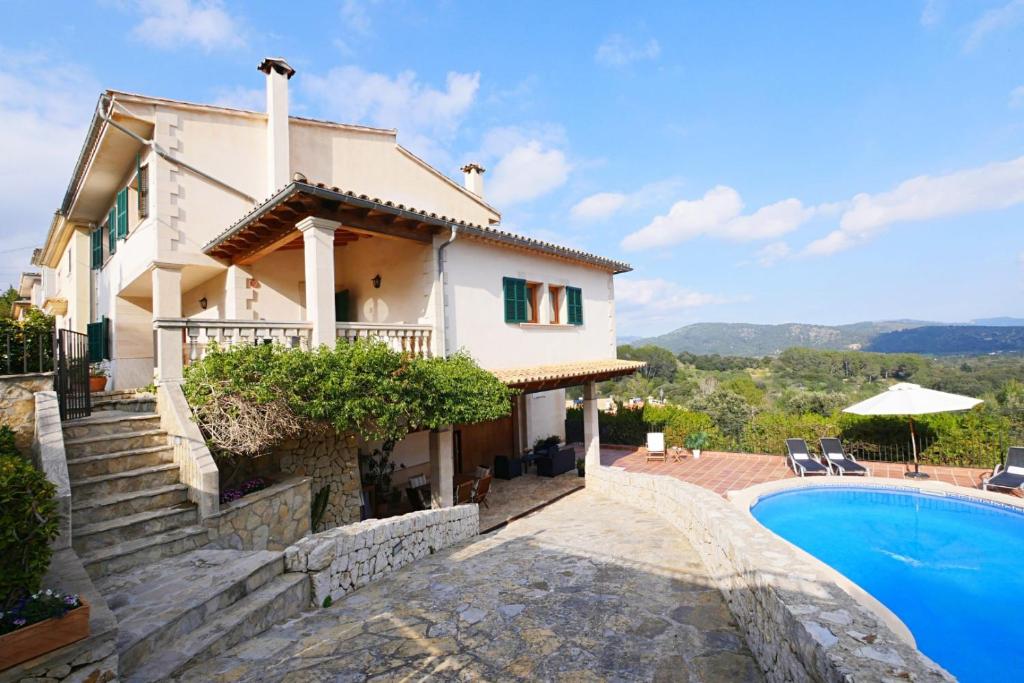 una villa con piscina y una casa en Bellavista, en Campanet