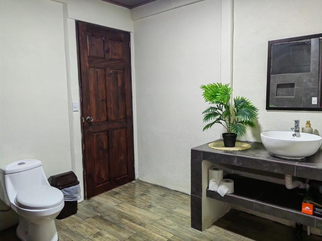 Villa Monte Carmelo في Talamanca: حمام مع مرحاض أبيض ومغسلة