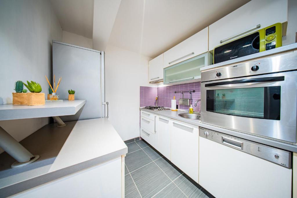 Η κουζίνα ή μικρή κουζίνα στο Flex SelfCheckIns 177 - Zagreb - 3 Bedrooms - Centre