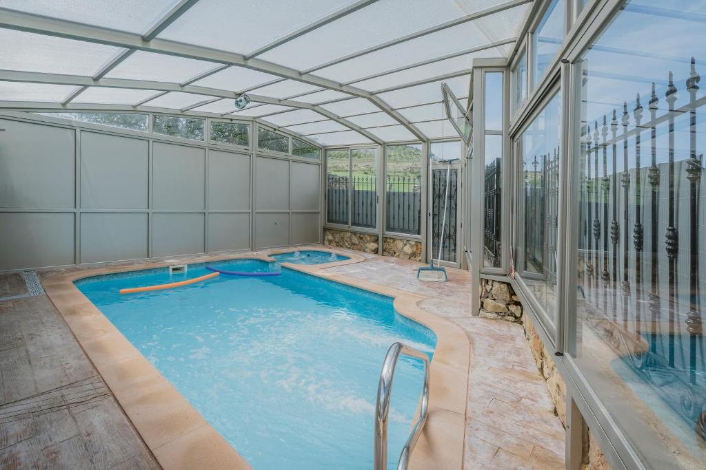 Castro de FuentidueñaにあるEl Encuentro Del Duratonのガラス天井の屋内スイミングプール、屋内スイミングプールバイザー