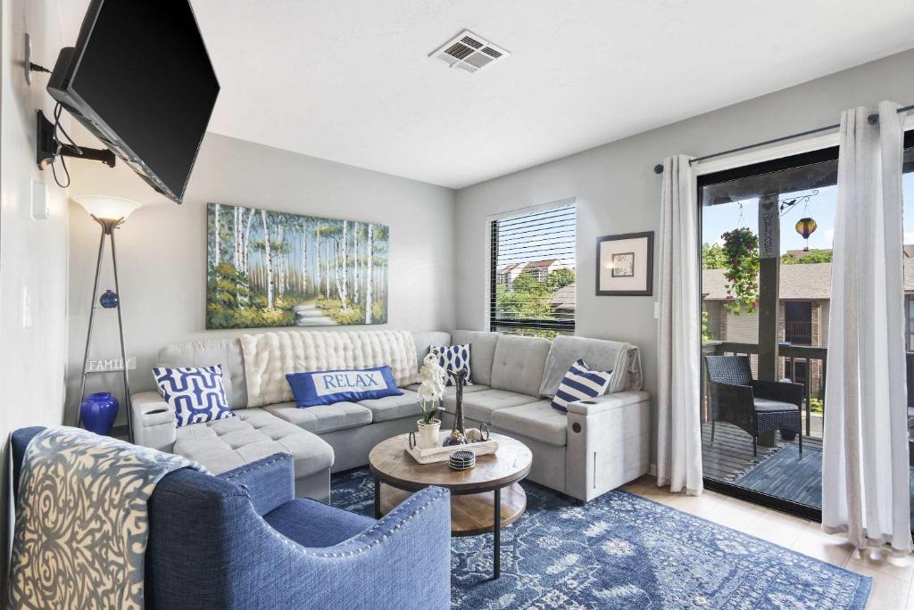 a living room with a couch and a table at Branson Sunny Daze - Sleeps 4 in Branson