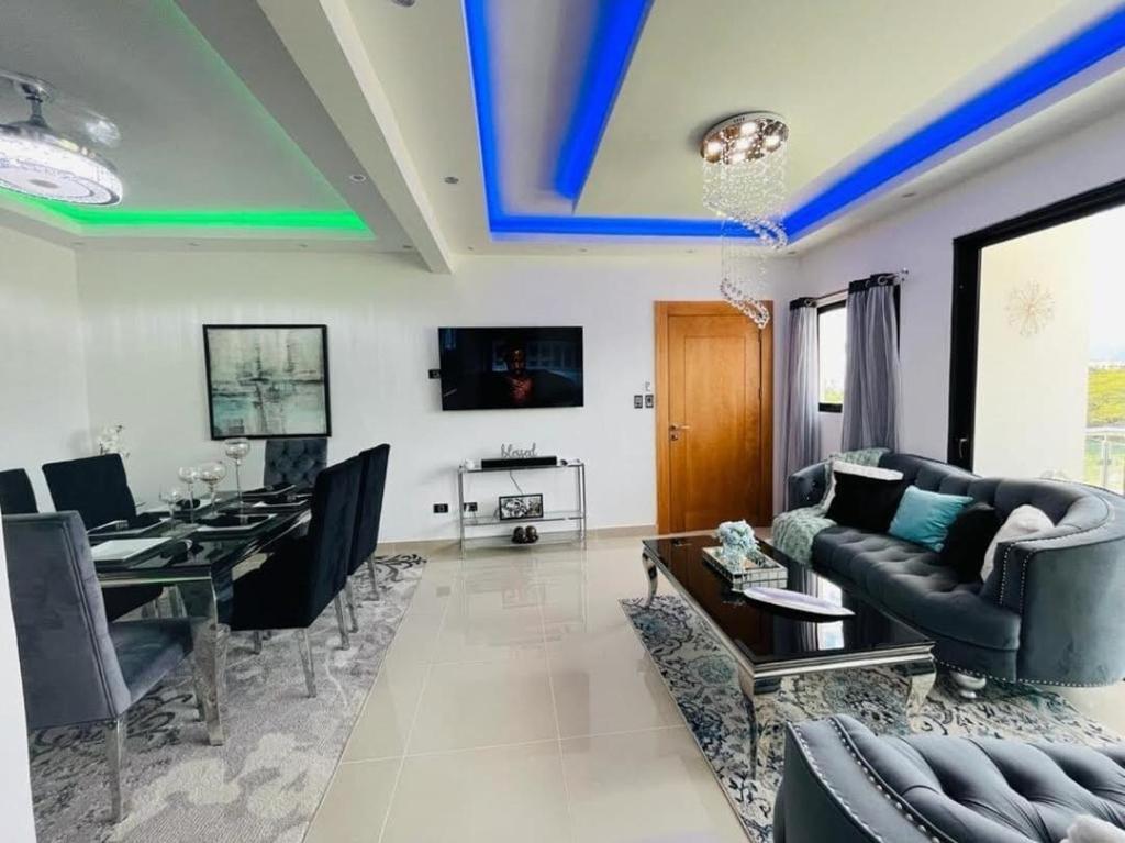 サンティアゴ・デ・ロス・カバリェロスにあるTranquilo y acogedorの青い天井のリビングルーム、ダイニングルーム