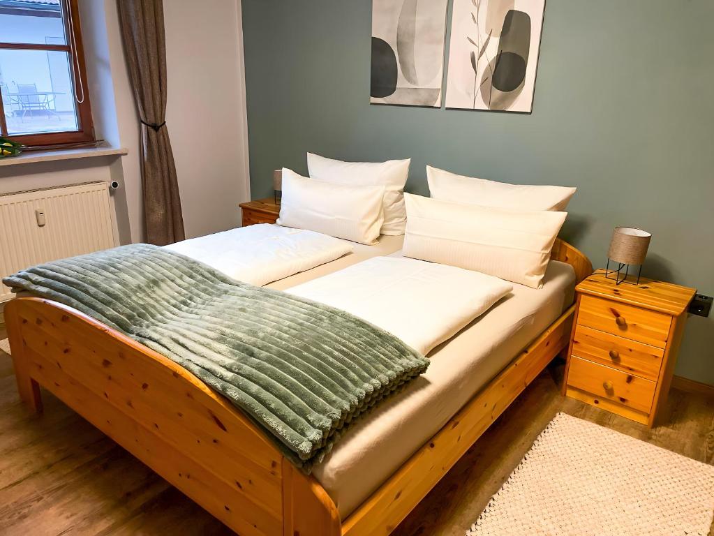 WeißbachにあるFerienwohnung Bergliebeのベッド(白い枕、緑の毛布付)