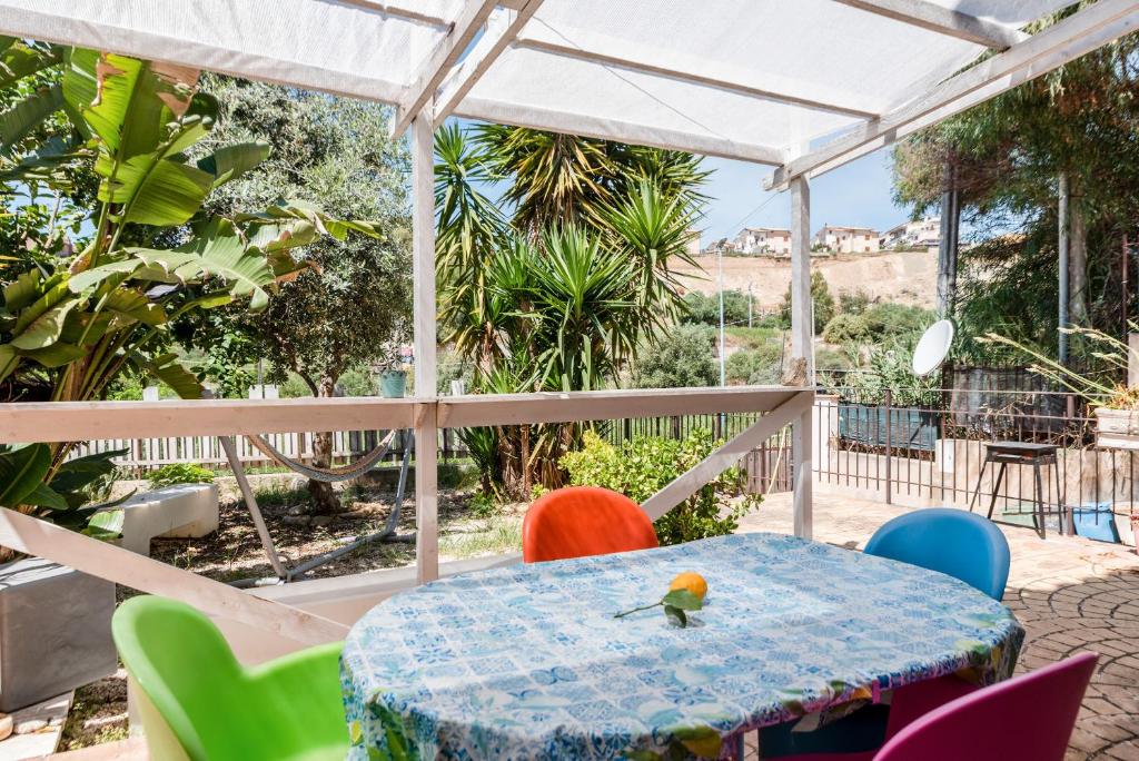 Una mesa y sillas en un patio con vista. en Casa Melograno, en Porto Empedocle