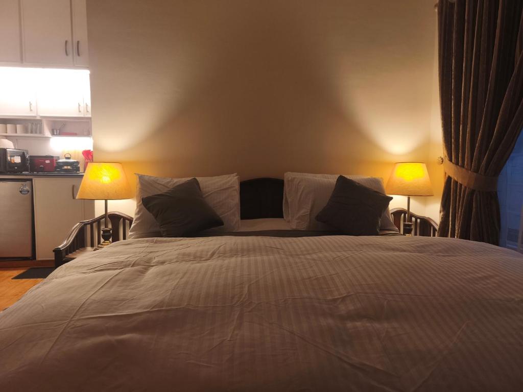マリーにあるCrestwoodのベッドルーム1室(大型ベッド1台、ランプ2つ付)
