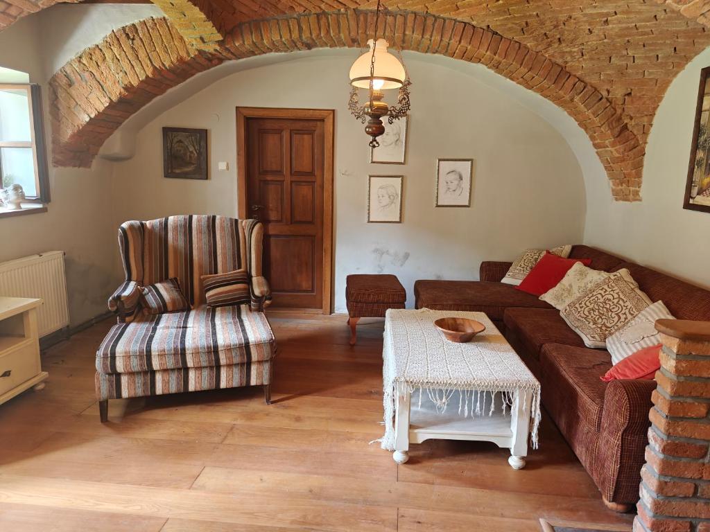 una sala de estar con un sofá y dos sillas en Chalupa Lidunka, en Střížovice