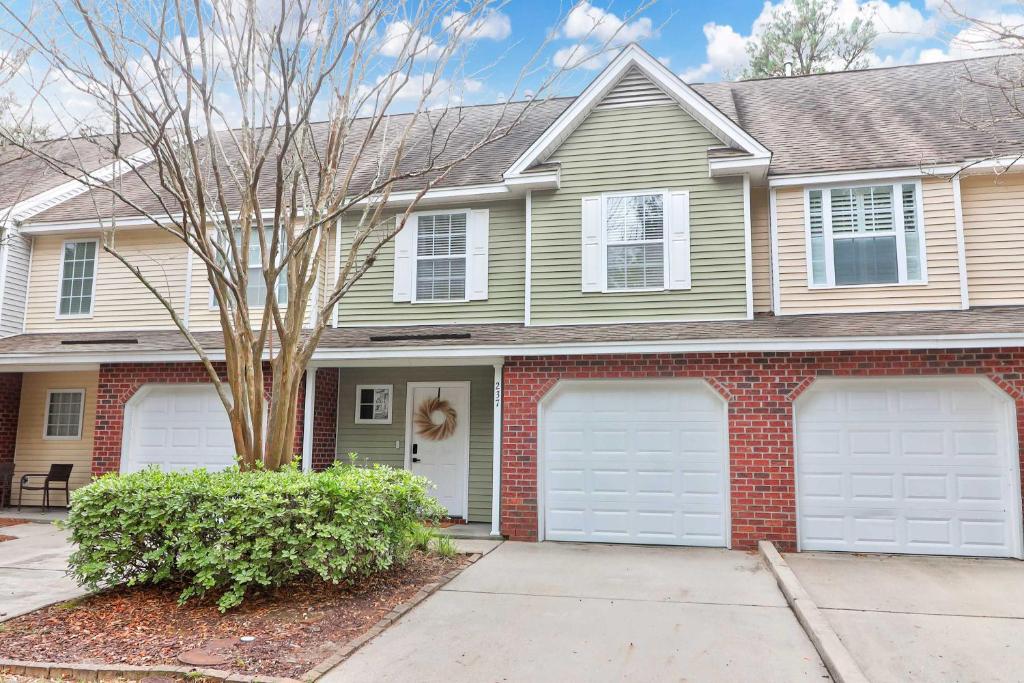 uma casa com duas portas brancas de garagem em Boho Ferry- Mins from Credit One- Pet Friendly em Charleston