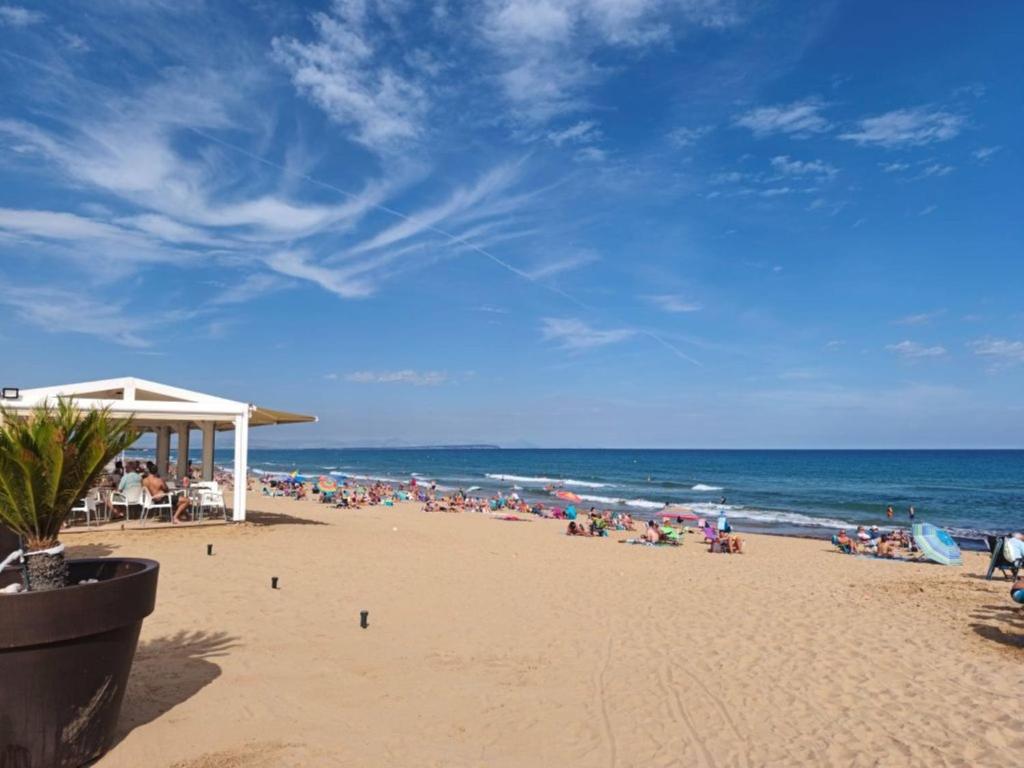 una playa con una gran multitud de personas en ella en Beachfront Bungalow In La Mata, Torrevieja, en Torrevieja