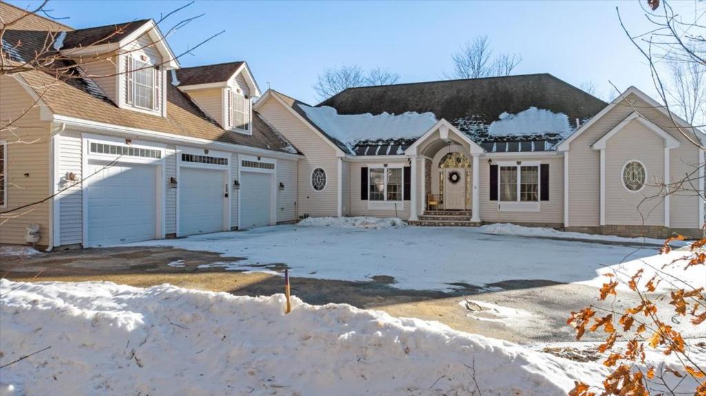 ウッドストックにあるWhite Mountain Retreat with Theater, Fire Pit, Game Room and River Accessの雪の中の私道白家