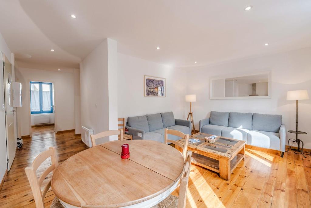 アクス・レ・テルムにあるModerne Appartement 6 personnesのテーブルとソファのあるリビングルーム