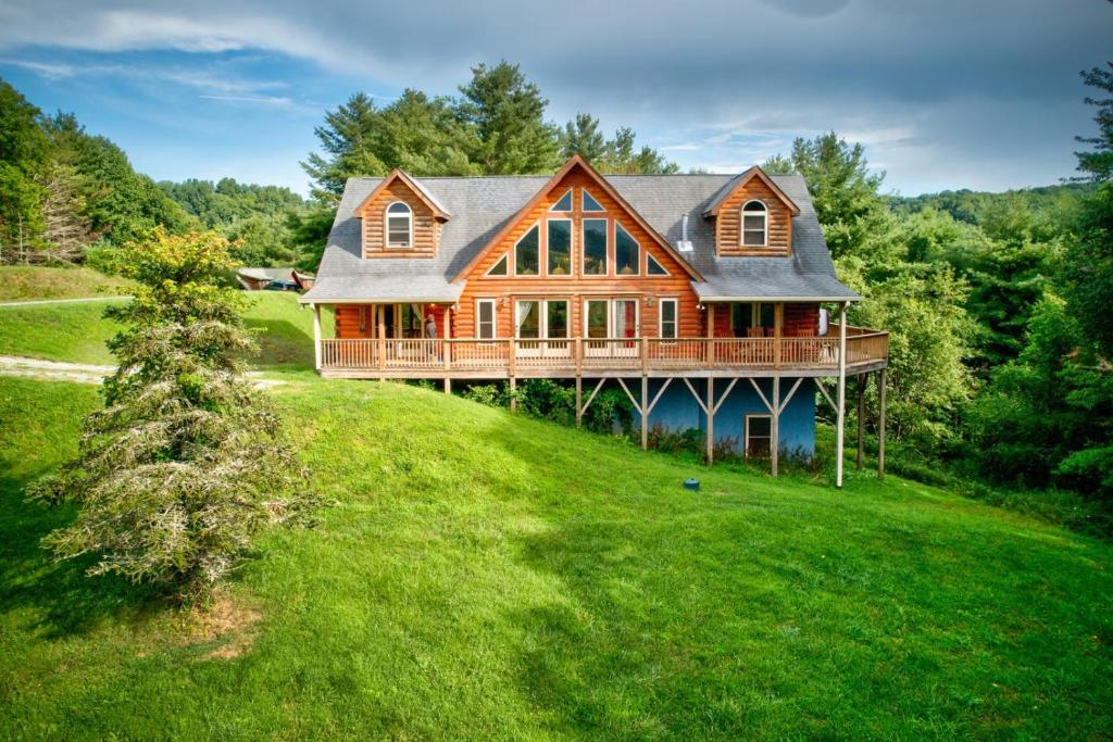 a large wooden house on a green lawn at 1 Awesome Skyview in Vilas