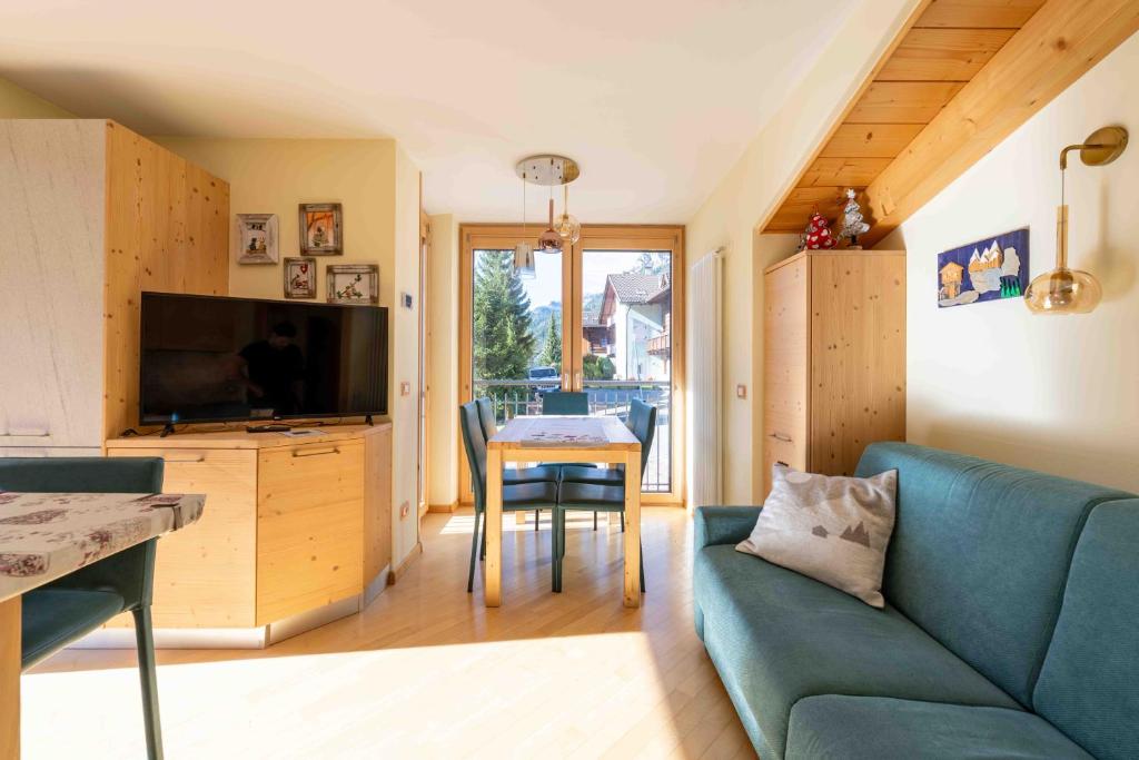 a living room with a couch and a table at Cesa Antermoia in Mazzin
