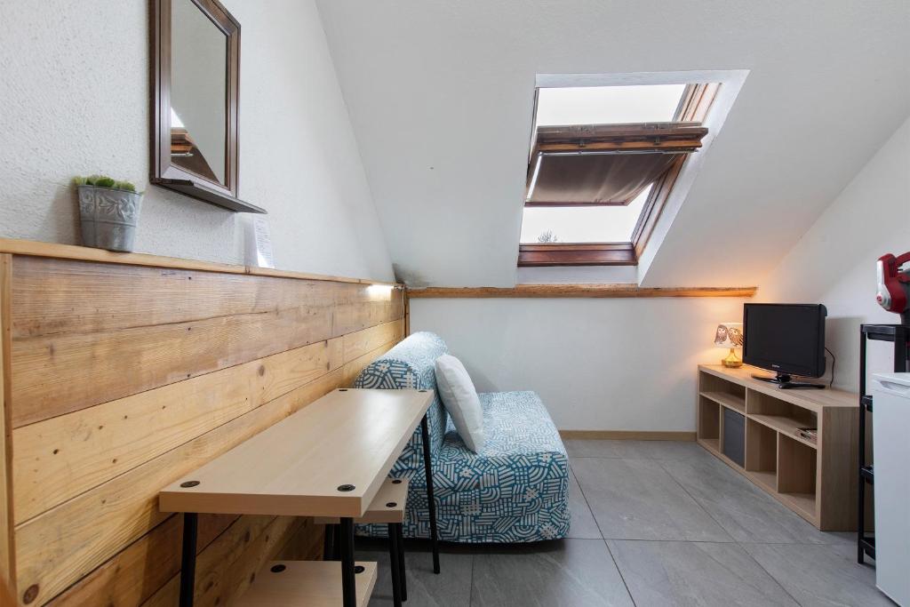 Il Nido Di Montagna في بيلا: غرفة مع طاولة وكرسي ونافذة