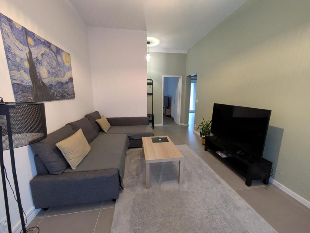 TV a/nebo společenská místnost v ubytování Séjour chic proche de la mer