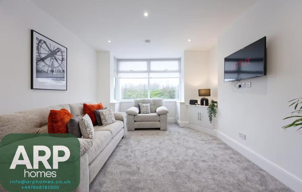 Ince-in-Makerfieldにある3 Bed House, Free Parking, Gardenの白いリビングルーム(ソファ、椅子付)