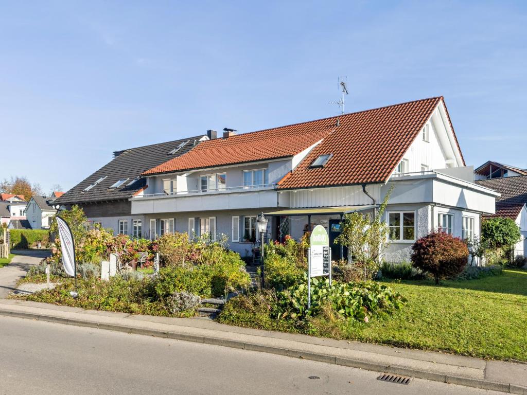 ノネンホルンにあるLandhaus Schnellの前に看板がある家