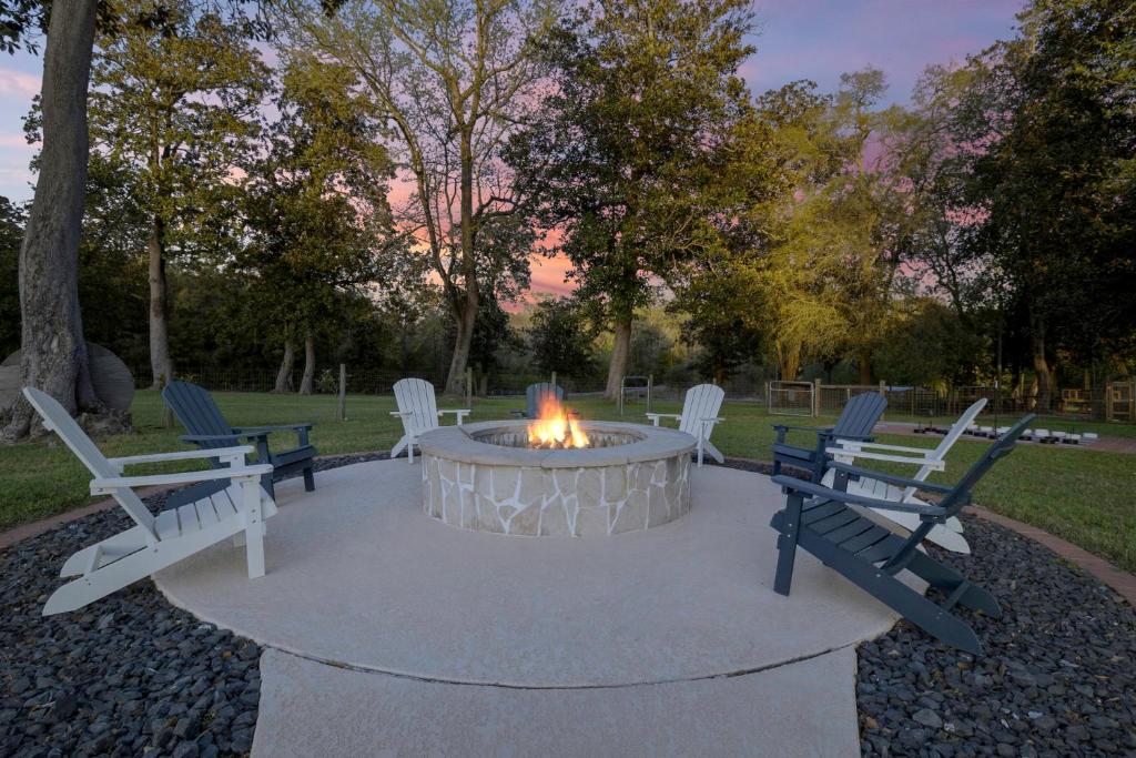 un gruppo di sedie attorno a un braciere in un parco di Bespoke Outdoor Bubbles a Cleveland