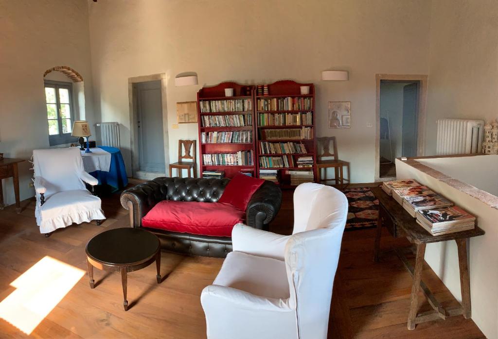 a living room with a couch and two chairs at Antico Casale Casa Del Pozzo in Barberino di Mugello