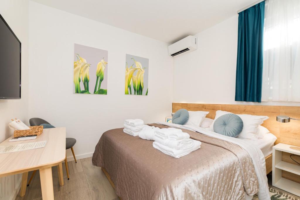 Postel nebo postele na pokoji v ubytování LuxArt City Spa Gallery Residence Krk