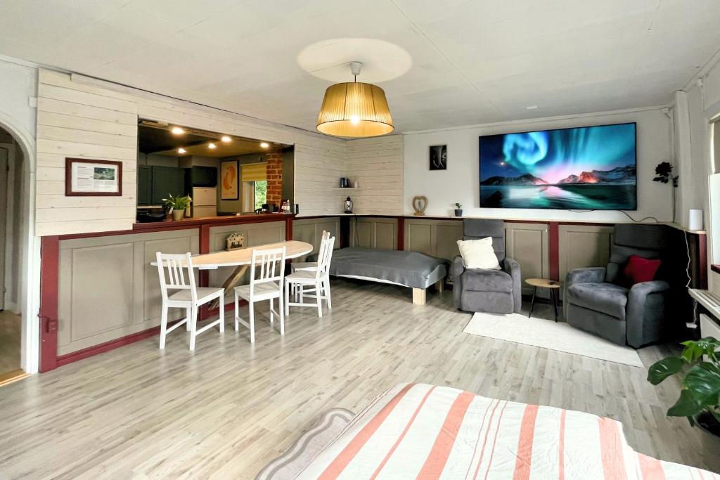 Μια τηλεόραση ή/και κέντρο ψυχαγωγίας στο Gemütliche Ferienwohnung in Nordschweden