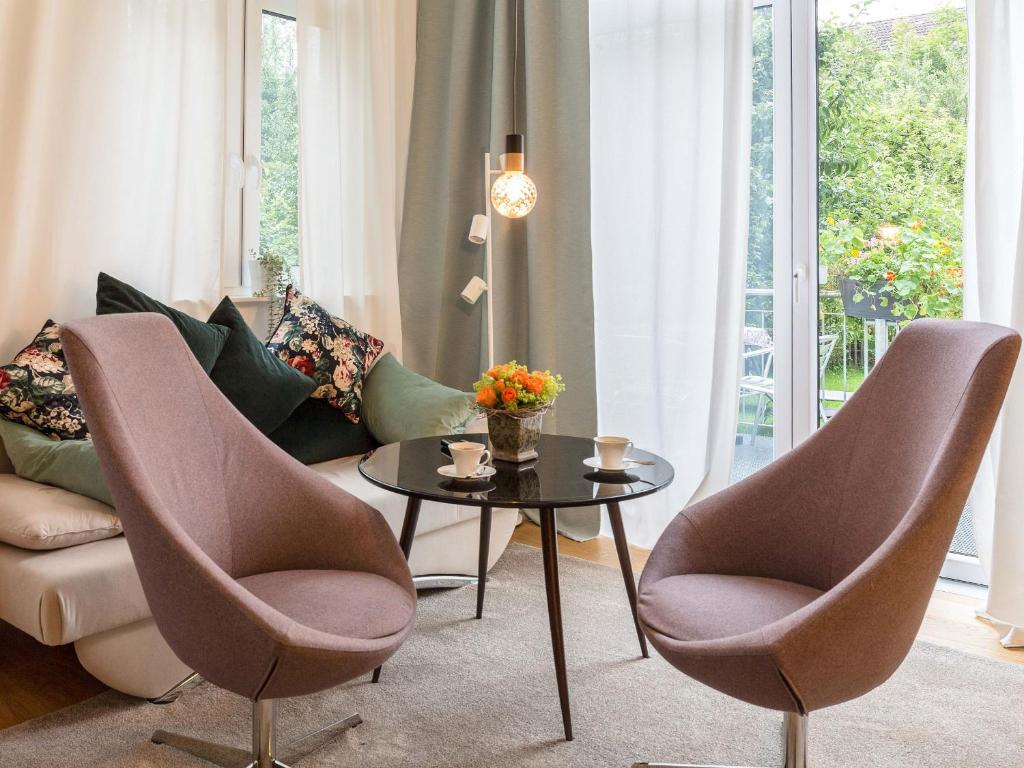 a living room with two chairs and a table at Apartment Am Apfelbaum in Reutlingen